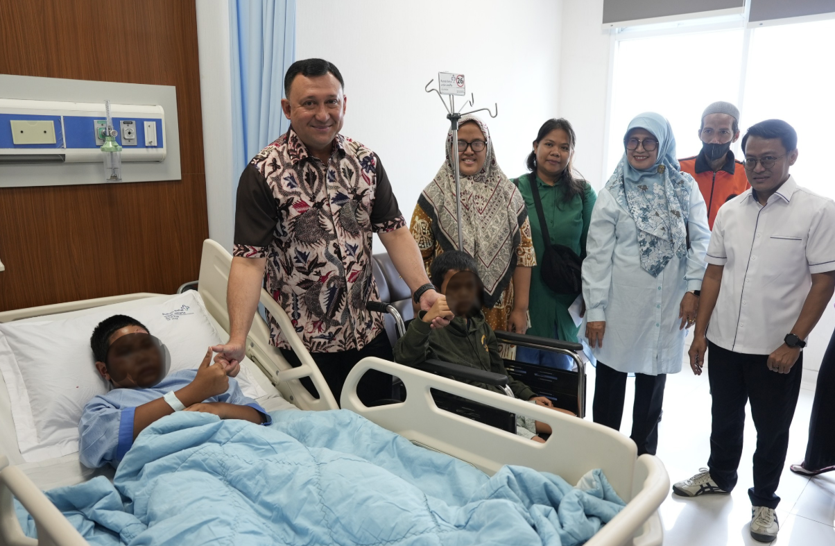 Orang Tua Korban Kecelakaan Mobil MBG Terharu Dikunjungi Wali Kota Jakarta Utara