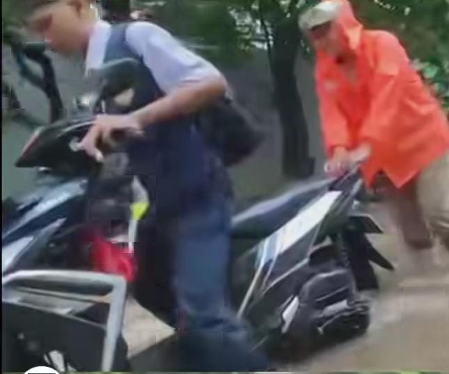 Banjir Jakarta Utara, Walikota Turun Lapangan Bantu Dorong Motor Warga Mogok